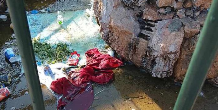 Εικόνες ντροπής σε παιδική χαρά στη Σαλαμίνα – Σκουπίδια και λιμνάζον νερό λίγα μέτρα από το Δημαρχείο