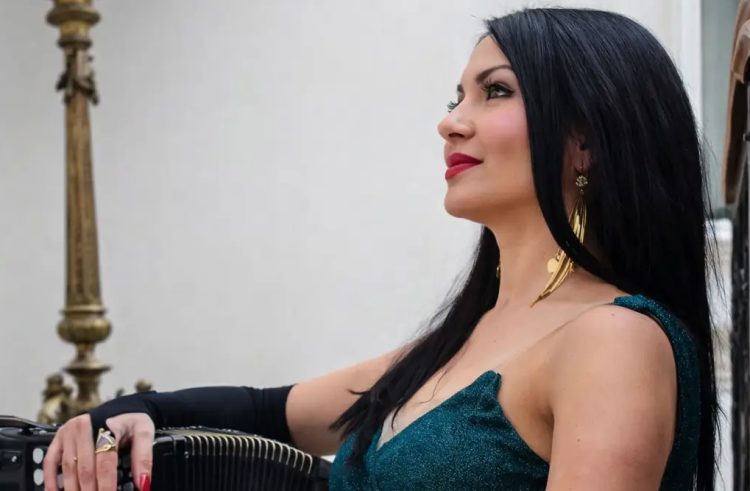 Ζωή Τηγανούρια στα Παραπολιτικά: “Η Βεντάλια από Γυναίκες είναι μια κατάθεση ψυχής” – Από τη Σαμοθράκη στο Hollywood και στο Μέγαρο