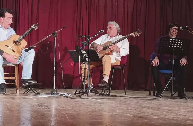 ΜΕΓΑΛΗ ΕΠΙΤΥΧΙΑ ΕΣΗΜΕΙΩΣΕ Η ΠΑΡΟΥΣΙΑΣΗ ΤΟΥ ΝΕΟΥ ΒΙΒΛΙΟΥ ΤΟΥ ΝΤΙΝΟΥ ΚΟΥΜΠΑΤΗ «ΩΔΗ ΣΕ ΕΠΙΓΕΙΟ ΑΓΓΕΛΟ»