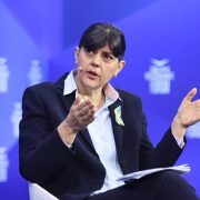 “Και τι έμεινε; Τα ίδια που ξέρουμε χρόνια. Μόνο που αυτή τη φορά, κάποιος τα είπε με το όνομά τους”.