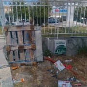 Εικόνα εγκατάλειψης: σκουπίδια και φθορές στο Πολιτιστικό Κέντρο “Μητροπολίτης Ιγνάτιος”