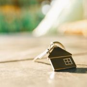 Μεταβιβάσεις ακινήτων μόνο στον συμβολαιογράφο – Πώς ξεμπλοκάρουν τα κατασχεμένα