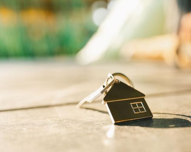 Μεταβιβάσεις ακινήτων μόνο στον συμβολαιογράφο – Πώς ξεμπλοκάρουν τα κατασχεμένα