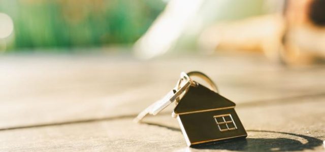 Μεταβιβάσεις ακινήτων μόνο στον συμβολαιογράφο – Πώς ξεμπλοκάρουν τα κατασχεμένα