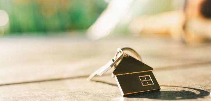 Μεταβιβάσεις ακινήτων μόνο στον συμβολαιογράφο – Πώς ξεμπλοκάρουν τα κατασχεμένα