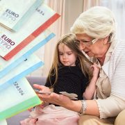 «Νταντάδες της Γειτονιάς». Aιτήσεις για τα 500 ευρώ – Τα εισοδηματικά κριτήρια