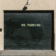 Πότε το γκαράζ χάνει το δικαίωμα της θέσης στον δρόμο – Η απάντηση ανατρέπει τα δεδομένα