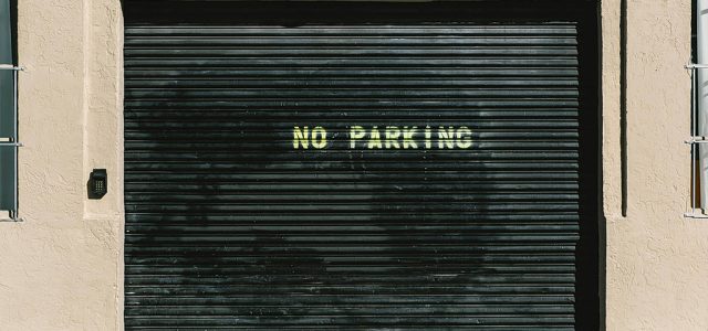 Πότε το γκαράζ χάνει το δικαίωμα της θέσης στον δρόμο – Η απάντηση ανατρέπει τα δεδομένα