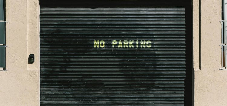 Πότε το γκαράζ χάνει το δικαίωμα της θέσης στον δρόμο – Η απάντηση ανατρέπει τα δεδομένα