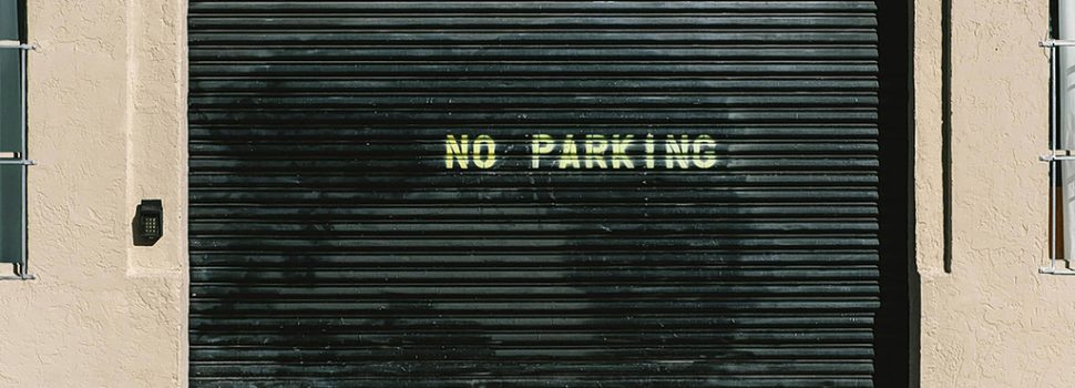 Πότε το γκαράζ χάνει το δικαίωμα της θέσης στον δρόμο – Η απάντηση ανατρέπει τα δεδομένα