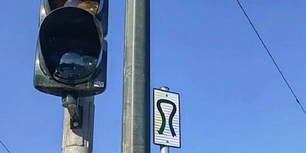 Η περίεργη πινακίδα και τι πρέπει να γνωρίζουν οι οδηγοί