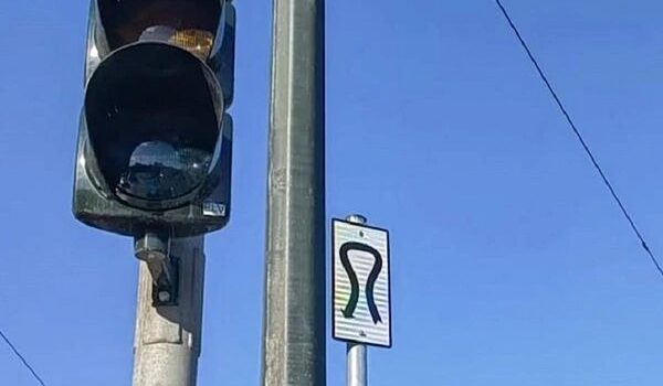 Η περίεργη πινακίδα και τι πρέπει να γνωρίζουν οι οδηγοί