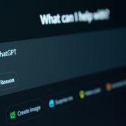 Εμπιστευόμαστε το AI ακόμα κι όταν κάνει λάθος – Τι δείχνει νέα έρευνα