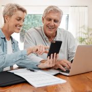 Σύνταξη από τα 52; Το «νόμιμο κόλπο» της διαδοχικής ασφάλισης που γλιτώνει 10 χρόνια δουλειάς