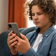 Πώς χρησιμοποιούν οι έφηβοι την ΑΙ; Οι γονείς νομίζουν ότι ξέρουν, αλλά δεν έχουν ιδέα