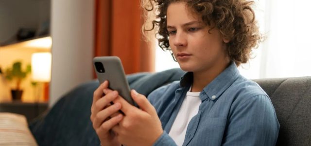 Πώς χρησιμοποιούν οι έφηβοι την ΑΙ; Οι γονείς νομίζουν ότι ξέρουν, αλλά δεν έχουν ιδέα