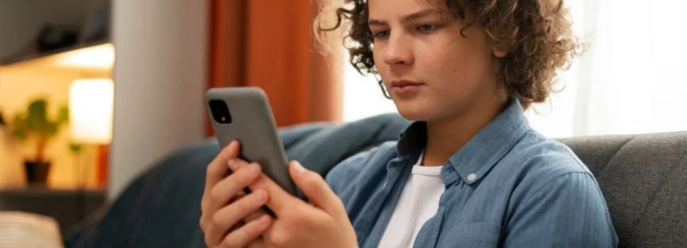 Πώς χρησιμοποιούν οι έφηβοι την ΑΙ; Οι γονείς νομίζουν ότι ξέρουν, αλλά δεν έχουν ιδέα