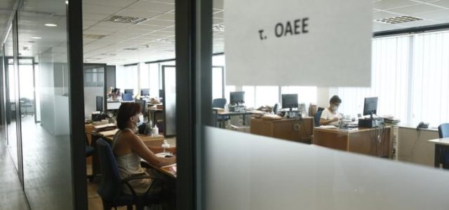 Πώς μπορούν να πάρουν σύνταξη 50.000 «εγκλωβισμένοι» οφειλέτες του ΕΦΚΑ
