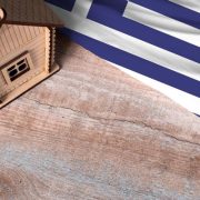 Η δημογραφική συρρίκνωση «ροκανίζει» τα τετραγωνικά των ακινήτων – Γιατί οι Έλληνες προτιμούν μικρότερα σπίτια