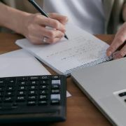 Τι αλλάζει στα φορο-πρόστιμα για εκπρόθεσμες δηλώσεις ΦΠΑ: Πότε προβλέπεται «κούρεμα» έως 80%