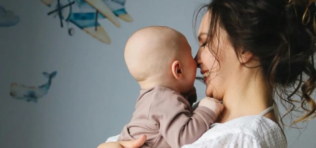 Πόσο κοστίζει να μεγαλώσεις ένα παιδί στην Ελλάδα – Από την γέννα μέχρι το σχολείο