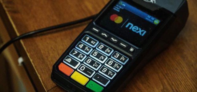 Τέλος στα μετρητά για αγορές άνω των 500 ευρώ: Η παγίδα με τις αποδείξεις και τα διπλά πρόστιμα