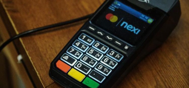 Τέλος στα μετρητά για αγορές άνω των 500 ευρώ: Η παγίδα με τις αποδείξεις και τα διπλά πρόστιμα