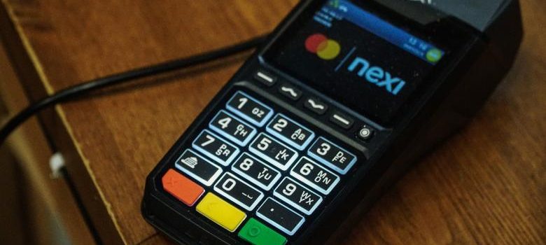 Τέλος στα μετρητά για αγορές άνω των 500 ευρώ: Η παγίδα με τις αποδείξεις και τα διπλά πρόστιμα
