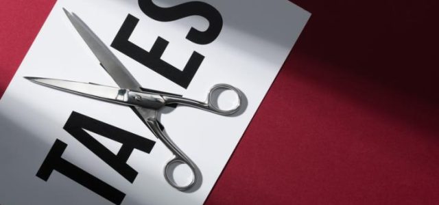 Μισός φόρος για όσους επιστρέψουν στην Ελλάδα και δουλέψουν στο Δημόσιο