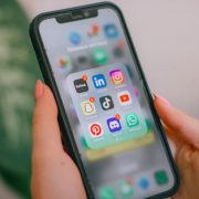 Πώς η ασφαλιστική απάτη περνά στα social media και τι σημαίνει αυτό για την Ελλάδα