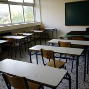 Καλωσορίσατε στη νέα εποχή της πολιτικής. Εκεί που η ουσία πέθανε, αλλά το μοντάζ ζει και βασιλεύει.