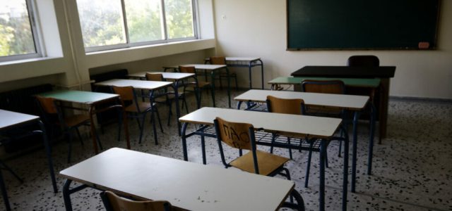 Καλωσορίσατε στη νέα εποχή της πολιτικής. Εκεί που η ουσία πέθανε, αλλά το μοντάζ ζει και βασιλεύει.
