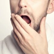 Επιστήμονες ανακάλυψαν μια επίδραση του χασμουρητού στον εγκέφαλο που δεν περίμεναν
