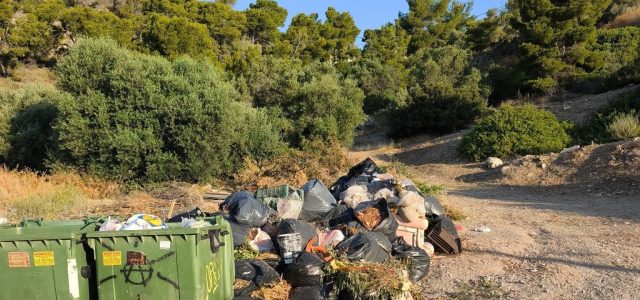 Με γραβάτα πας για πασαρέλα – όχι για να καθαρίσεις ένα νησί που πνίγεται στα σκουπίδια