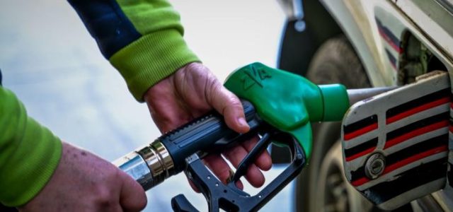 Πώς η ΑΑΔΕ βάζει τέλος στο «εμπόριο» αποδείξεων στα βενζινάδικα