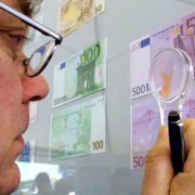 «Έρχεται» το τέλος των 500ευρων – Τι θα γίνει με όσα ήδη κυκλοφορούν, τι πρέπει να κάνουν όσοι έχουν