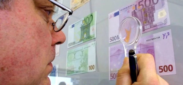 «Έρχεται» το τέλος των 500ευρων – Τι θα γίνει με όσα ήδη κυκλοφορούν, τι πρέπει να κάνουν όσοι έχουν