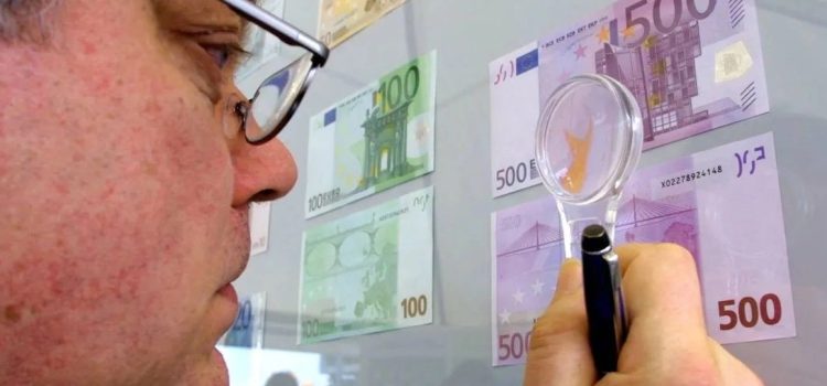 «Έρχεται» το τέλος των 500ευρων – Τι θα γίνει με όσα ήδη κυκλοφορούν, τι πρέπει να κάνουν όσοι έχουν