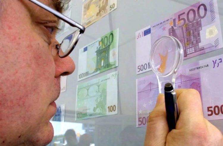 «Έρχεται» το τέλος των 500ευρων – Τι θα γίνει με όσα ήδη κυκλοφορούν, τι πρέπει να κάνουν όσοι έχουν