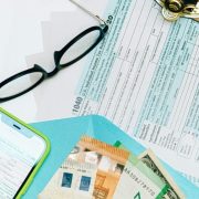 ΑΑΔΕ: Τι ψάχνει στα εισοδήματα από το εξωτερικό