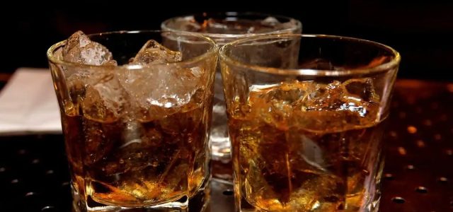 Σαλαμίνα: Νοσοκομείο ξανά για 15χρονη μετά από κατανάλωση αλκοόλ – Συλλήψεις καταστηματάρχη και πατέρα