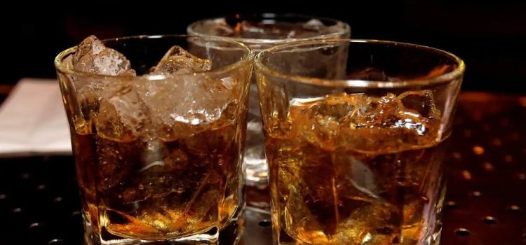 Σαλαμίνα: Νοσοκομείο ξανά για 15χρονη μετά από κατανάλωση αλκοόλ – Συλλήψεις καταστηματάρχη και πατέρα