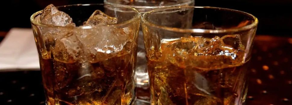 Σαλαμίνα: Νοσοκομείο ξανά για 15χρονη μετά από κατανάλωση αλκοόλ – Συλλήψεις καταστηματάρχη και πατέρα