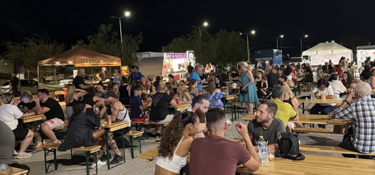 Με μεγάλη επιτυχία ξεκίνησε το Food Truck Festival στη Σαλαμίνα