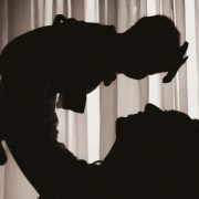 Τι αλλάζει στην ειδική άδεια μητρότητας: Διεύρυνση των δικαιούχων προβλέπει η Υπουργική Απόφαση