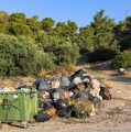 Τα σκουπίδια έφτασαν στη Βουλή – Πόσο ακόμη θα κάνουμε πως δεν βλέπουμε;