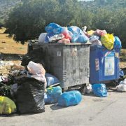 Φωτιά στη Σαλαμίνα: «Ζούμε μέσα στα σκουπίδια»