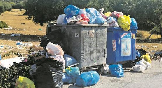 Φωτιά στη Σαλαμίνα: «Ζούμε μέσα στα σκουπίδια»