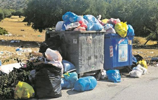 Φωτιά στη Σαλαμίνα: «Ζούμε μέσα στα σκουπίδια»