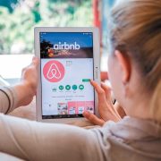 ΕΕ: Φέρνει μέτρα που «παγώνουν» τα Airbnb